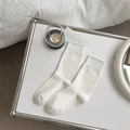 Calze a coste minimaliste in misto cotone bianco puro presentate in un elegante flat lay - Taglia unica / Bianco