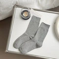 Calze grigie in cotone minimaliste con polsini a costine su sfondo decorativo bianco - Taglia unica / Grigio chiaro