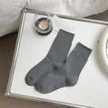 Dunkelgraue gestrickte Baumwollsocken mit Rippbündchen in minimalistischem Stil - Einheitsgröße / Dunkelgrau