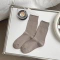 Braune Baumwoll-Socken für Damen mit geripptem Bündchen auf einem weißen Tablett - Einheitsgröße / Dunkelbeige