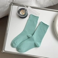 Einfarbige minzgrüne Crew-Socken aus Baumwollmischung mit Rippmuster auf weißem Tablett - Einheitsgröße / Seegrün