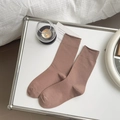 Minimalistische kaffeebraune Wadenstrümpke aus Rippstrick auf einem weißen Tablett - Einheitsgröße / Kaffeebraun