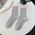 Calze di cotone a righe grigie con polsini rosa a coste e dettaglio pendente decorativo - Taglia unica / Grigio chiaro
