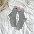 Chaussettes en coton gris avec bord rose et étiquette Amity dans un décor intérieur - Gris Clair/Rose