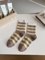 Braun-gelb gestreifte Crew-Socken mit weißem Lucky-Patch im japanischen Retro-Stil - Einheitsgröße / Kaffeebraun