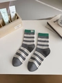 Graue gestreifte Socken mit grünen Bündchen und niedlichem Hundelogo-Etikett - Einheitsgröße / Dunkelgrau