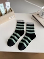 Mittelhohe Baumwollsocken mit schwarz-grünen Streifen und süßem Lucky-Cartoon-Label - Einheitsgröße / Schwarz