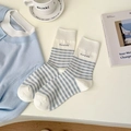 Chaussettes en coton rayées bleu clair avec broderie Simple, style décontracté - Blanc