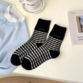 Klassische schwarz-weiß karierte Socken für Damen mit minimalistischer Stickerei - Schwarz