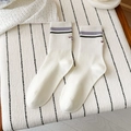 Calze di cotone bianco con strisce viola e ricamo di lettere rosse dettaglio - Taglia unica / Strisce Viola e Nero