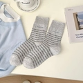 Gestreifte Baumwollsocken in Grau mit blauer Simple Stickerei im gemütlichen Stil - Hellgrau
