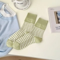 Atmungsaktive Wadensocken mit hellgrün-weißen Streifen und Buchstaben-Stickerei - Hellgrün