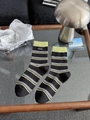 Gestreifte Crew-Socken aus gekämmter Baumwolle in Schwarz und Gelb mit Markenetikett - Einheitsgröße / Schwarz (Schwarz Gelb Weiß Gestreift)