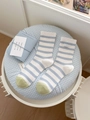 Chaussettes rayées bleu et blanc avec pointe verte sur un coussin à carreaux - Taille unique / Bleu