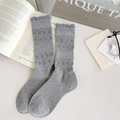 Lichtgrijze katoenen sokken met ruches en retro pointelle breipatroon voor dames casual - donkergrijs