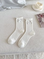 Witte geribbelde sokken met geschulpte rand en fijne stippen voor een frisse look - Wit