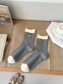 Chaussettes en coton à rayures grises avec pointe jaune et broderie cœur vert - Taille unique / Gris clair