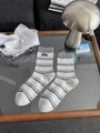 Hellgraue gestreifte Crew-Socken aus gekämmter Baumwolle mit dezentem schwarzem Webetikett - Einheitsgröße / Grau (Grau/Schwarz Gestreift)