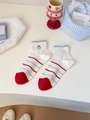 Gestreifte Baumwollsocken mit süßem Hunde-Stickerei und blauen Rüschenbündchen - Bestickte Streifen