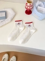 Süße cremeweiße Baumwollsocken mit blauen Punkten, rotem Rüschensaum und Welpenmotiv - Blau gepunktet