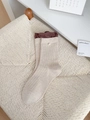 Calze in maglia color avena con bordo ondulato marrone scuro e dettaglio perla - Farina d'avena