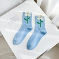 Chaussettes bleu clair en coton peigné avec motif tulipe blanche et détails floraux - Taille unique / Fleur Unique-Bleu Clair