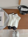 Calcetines blancos de algodón con borde de volantes negros y parche de perro lindo - Talla única / Blanco