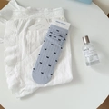 Hellblaue Damensocken mit schwarzem Schleifenmuster und gerippter Baumwolltextur - Blau Mit Überall Schleifen