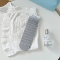 Blau-grau gestreifte Baumwollsocken mit Rüschenrand und MEKKI SOCKS Markenverpackung - Blau Grau Gestreift