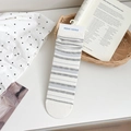Weiße Socken mit grau-hellblauen Streifen und Schleife im japanischen süßen Stil - Weiß mit grauen Streifen