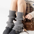 Detail von grauen Strickstulpen mit Vintage-Spitze und Rippenstruktur für den Winter - Einheitsgröße / Hellgrau