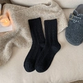 Calcetines de lana negra con trenzado clásico para mujer en estilo hogareño acogedor - Negro