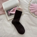 Chaussettes en laine marron foncé avec revers rose et broderie dans un cadre chaleureux - Style Broderie Torsadée Marron Foncé
