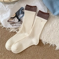 Calze a metà polpaccio in maglia crema vintage con polsini a righe marroni e bottone - Taglia unica / Bianco Sporco