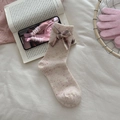 Chaussettes en laine beige avec nœud à carreaux marron et texture tricotée douce - Style Nœud Papillon à Carreaux Beige