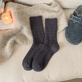 Calcetines gruesos de lana gris oscuro con trenzado vintage para el calor invernal - gris oscuro