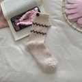 Chaussettes en laine tricotées crème à pois colorés et bouton marron décoratif - Style Bouton avec Motif de Vagues Beige