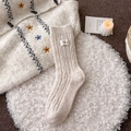 Gemütliche beige Wollsocken mit Zopfmuster und süßem Welpenaufnäher für Damen - Einheitsgröße / Cremeweiß