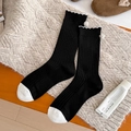 Calcetines de punto en blanco y negro con ribete festoneado y detalle de perla - Estilo Perla Borde Ondulado Bloque de Color Blanco Negro / Negro