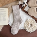 Calze di lana a costine color kaki chiaro da donna in un ambiente accogliente - Taglia unica / Caffè Chiaro