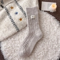 Gemütliche hellgraue Wollstricksocken mit süßem Hunde-Etikett und Vintage-Zopfmuster - Einheitsgröße / Hellkaffee