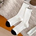 Calcetines de lana blancos con puntera negra y pompón para el calor invernal - Estilo Pompon Borde Ondulado Contraste Blanco Negro / Blanco