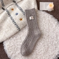 Braune Wollsocken mit Vintage-Zopfmuster und niedlichem Hund-Aufnäher in gemütlicher Optik - Einheitsgröße / Dunkelkaffee