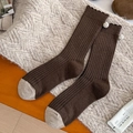 Calcetines de lana acanalados marrones con puntas beige y pompones blancos decorativos - Estilo Pompon Borde de Volantes Contraste Marrón Beige / café