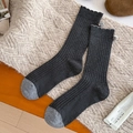 Calcetines de lana gris carbón con pompón blanco y borde de encaje ondulado - Estilo Pompon Borde Ondulado Contraste Gris Oscuro Claro / gris oscuro