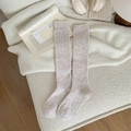 Dicke beige Woll-Wadenstrümpfe mit vertikalen Rippen auf einem kuscheligen Teppich - Einheitsgröße / Hellbeige