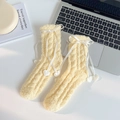 Calze in pile corallo crema con fiocco in nastro bianco e ciondolo a cuore di perla - Taglia unica / Giallo