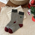 Chaussettes de Noël en laine rayées avec broderie sapin vert et talon rouge contrasté - Taille unique / Rayé
