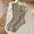 Calze in maglia beige mélange con ricamo a forma di orso e texture a costine - Taglia unica / Cachi
