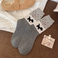 Dunkelgraue Fair-Isle-Wollsocken mit schwarzen Hundemotiven und roter Schleifenstickerei - Einheitsgröße / Patchwork Grau